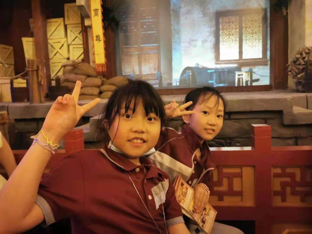 夏紫墨与东方辰的高科技新品亮相,最新产品介绍