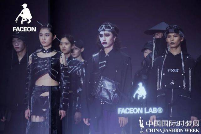 夏紫墨与东方辰的高科技新品亮相,最新产品介绍