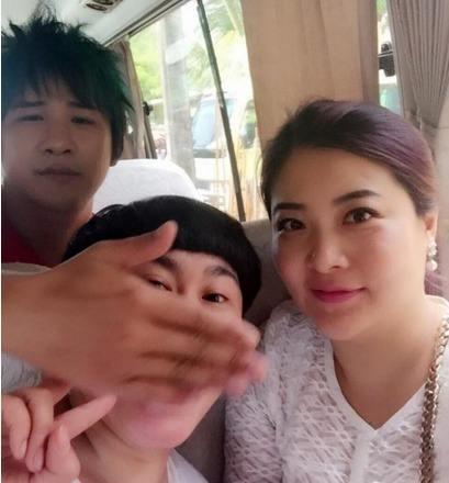脸大的女明星探索小巷中的秘密小店，美丽背后的故事